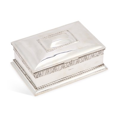 Lot 267 - A LARGE EDWARDIAN SILVER CIGAR BOX