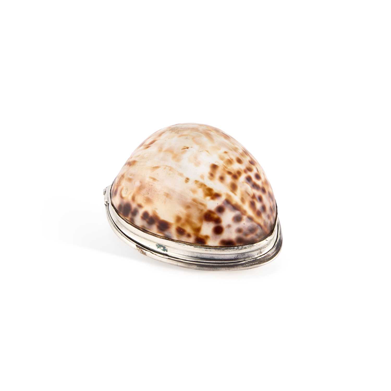Lot 359 - AN 18TH CENTURY SILVER-MOUNTED COWRIE SHELL SNUFF MULL