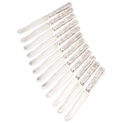 Lot 121 - A SET OF TWELVE AMERICAN STERLING SILVER 'LAP-OVER-EDGE' DESSERT KNIVES