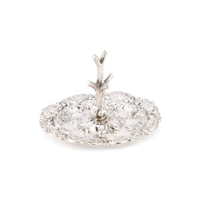 Lot 244 - AN EDWARDIAN SILVER RING TREE