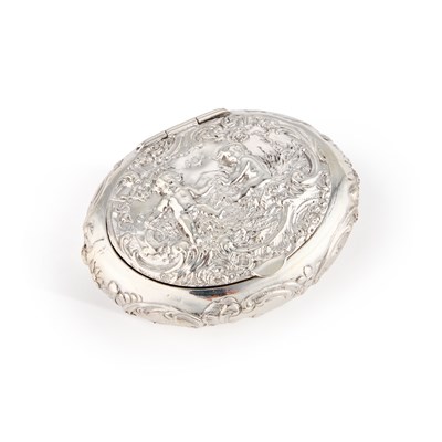 Lot 148 - A 19TH CENTURY CONTINENTAL SILVER SQUEEZE SNUFF BOX