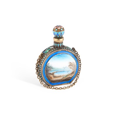 Lot 138 - AN EARLY 20TH CENTURY RUSSIAN SILVER AND ENAMEL SCENT BOTTLE