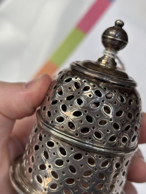 Lot 584 - A LARGE QUEEN ANNE BRITANNIA SILVER SUGAR CASTER