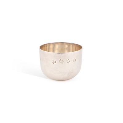 Lot 185 - AN ELIZABETH II SILVER TUMBLER CUP