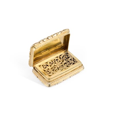 Lot 334 - A GEORGE IV ENGINE-TURNED SILVER-GILT VINAIGRETTE