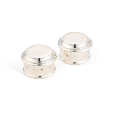 Lot 199 - A SMALL PAIR OF ELIZABETH II SILVER BOXES