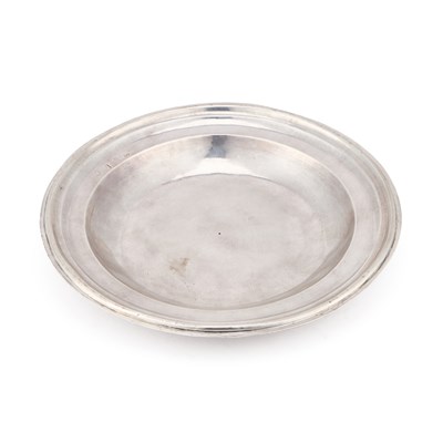 Lot 393 - A GEORGE I BRITANNIA STANDARD SILVER ALMS DISH