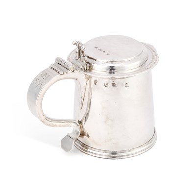 Lot 408 - A WILLIAM AND MARY SILVER FLAT-TOP TANKARD