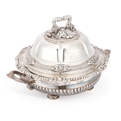 Lot 303 - A GEORGE IV SILVER SERVING DISH AND COVER ON AN OLD SHEFFIELD PLATE WARMING BASE