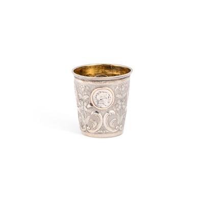 Lot 153 - AN UNMARKED SILVER COIN BEAKER