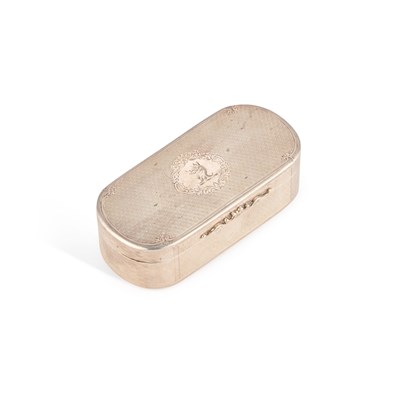 Lot 215 - A GEORGE V ENGINE-TURNED SILVER SNUFF BOX