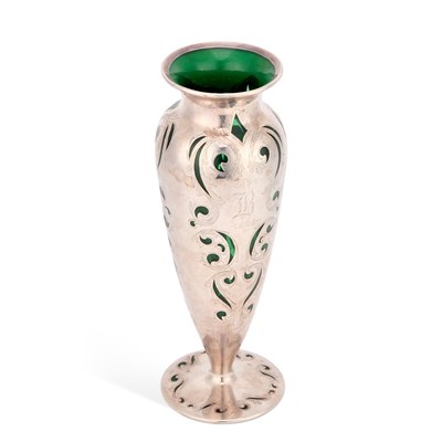 Lot 115 - AN ART NOUVEAU AMERICAN STERLING SILVER AND GREEN GLASS VASE