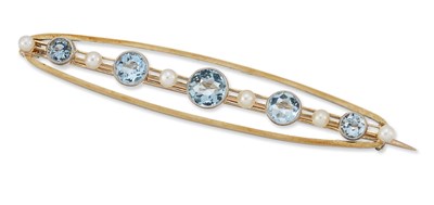 Lot 1589 - AN EARLY 20TH CENTURY AQUAMARINE AND SEED PEARL BROOCH