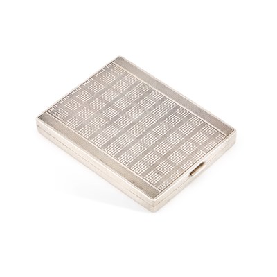 Lot 124 - A CONTINENTAL ENGINE-TURNED SILVER CIGARETTE CASE
