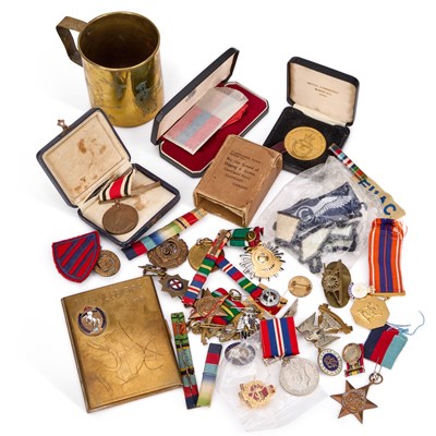 Lot 27 - A MIXED LOT OF MILITARIA