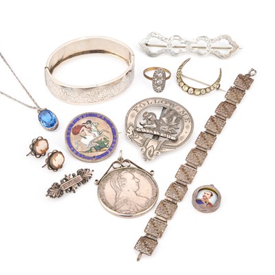 Lot 171 - A GROUP OF VICTORIAN AND LATER SILVER JEWELLERY