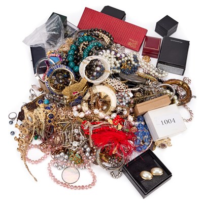 Lot 168 - A LARGE QUANTITY OF COSTUME JEWELLERY