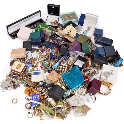Lot 167 - A LARGE QUANTITY OF COSTUME JEWELLERY