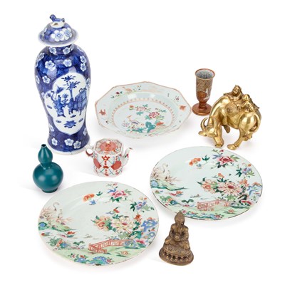 Lot 97 - A MIXED LOT OF ORIENTAL PORCELAIN AND METAL WARES