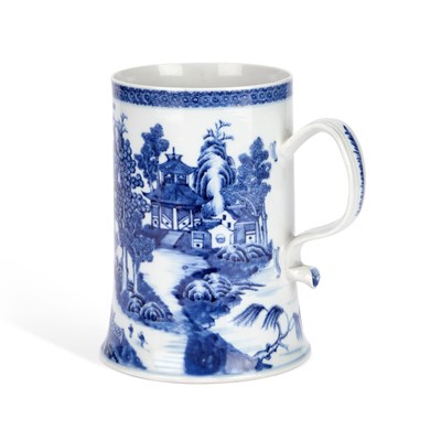 Lot 152 - A LARGE 18TH CENTURY CHINESE BLUE AND WHITE PORCELAIN MUG