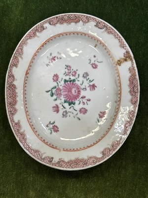 Lot 183 - A CHINESE FAMILLE ROSE PORCELAIN BUTTER TUB, STAND AND COVER