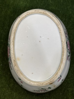 Lot 183 - A CHINESE FAMILLE ROSE PORCELAIN BUTTER TUB, STAND AND COVER