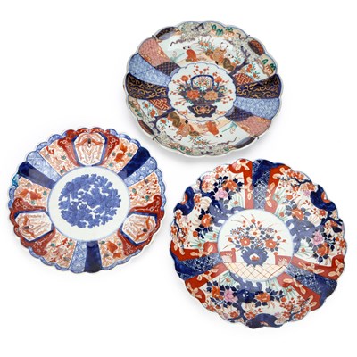 Lot A GROUP OF THREE JAPANESE IMARI CHARGERS