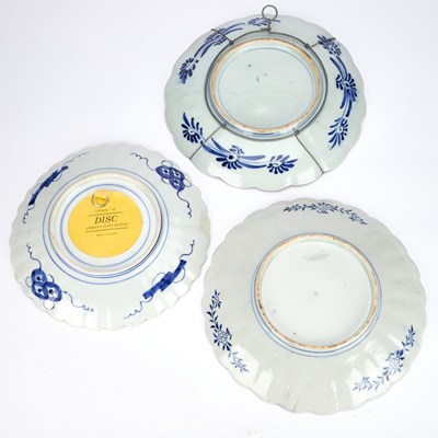 Lot 124 - A GROUP OF THREE JAPANESE IMARI CHARGERS