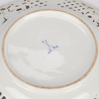 Lot A SET OF SIX CONTINENTAL PORCELAIN CABINET PLATES