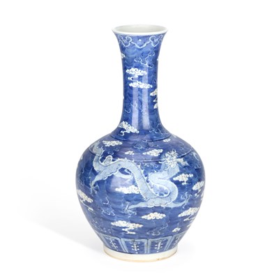 Lot 45 - A LARGE CHINESE BLUE AND WHITE 'DRAGON' VASE