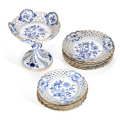 Lot 24 - A MEISSEN 'BLUE ONION' DESSERT SERVICE