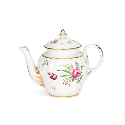 Lot 28 - A WORCESTER PORCELAIN TEAPOT