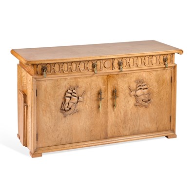 Lot 639 - A 1930S OAK SIDEBOARD