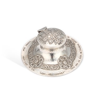 Lot 222 - RAMSDEN & CARR, AN ARTS AND CRAFTS SILVER CAPSTAN INKWELL