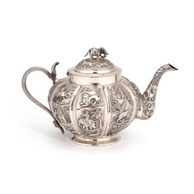 Lot 109 - AN ANGLO-INDIAN SILVER TEAPOT