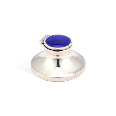 Lot 241 - AN EDWARDIAN SILVER AND ENAMEL CAPSTAN INKWELL