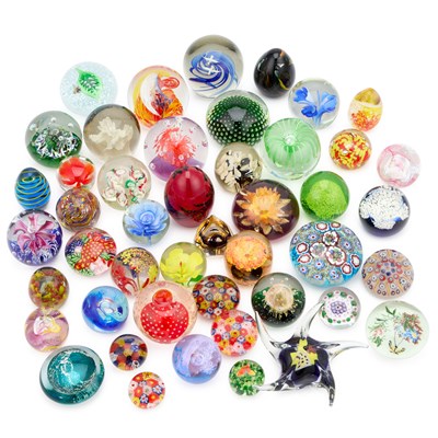 Lot 27 - A COLLECTION OF GLASS PAPERWEIGHTS