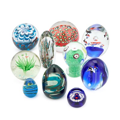 Lot 30 - A COLLECTION OF GLASS PAPERWEIGHTS