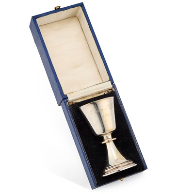 Lot 322 - AN ELIZABETH II SILVER COMMEMORATIVE GOBLET