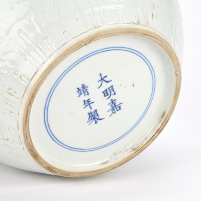 Lot 133 - A CHINESE PORCELAIN 'DRAGON' VASE