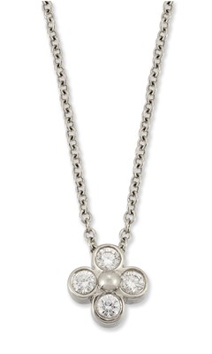 Lot 1726 - TIFFANY & CO - A PLATINUM DIAMOND CLUSTER PENDANT NECKLACE