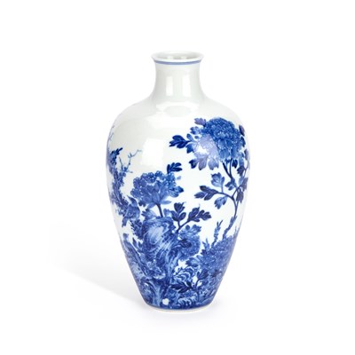 Lot 167 - A 19TH CENTURY CHINESE BLUE AND WHITE PORCELAIN VASE