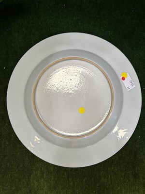 Lot 126 - A CHINESE GRISAILLE AND GILT-DECORATED PORCELAIN PLATE