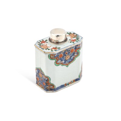 Lot 122 - A CHINESE VERTE-IMARI PORCELAIN TEA CADDY