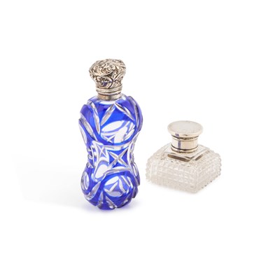 Lot 15 - A 19TH CENTURY SILVER-TOPPED BLUE FLASH GLASS SCENT BOTTLE