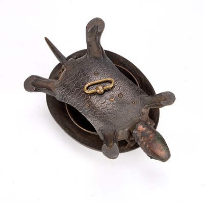 Lot AN EARLY 20TH CENTURY CAST METAL NOVELTY CLOCKWORK COUNTER BELL
