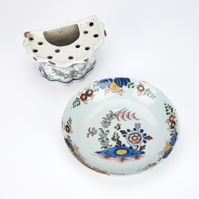 Lot AN 18TH CENTURY DELFT POLYCHROME BOUGH POT AND A DELFT POLYCHROME BOWL