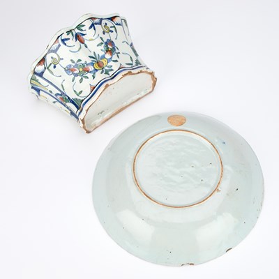 Lot AN 18TH CENTURY DELFT POLYCHROME BOUGH POT AND A DELFT POLYCHROME BOWL