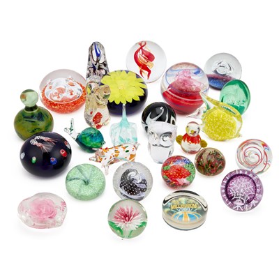 Lot 23 - A COLLECTION OF GLASS PAPERWEIGHTS