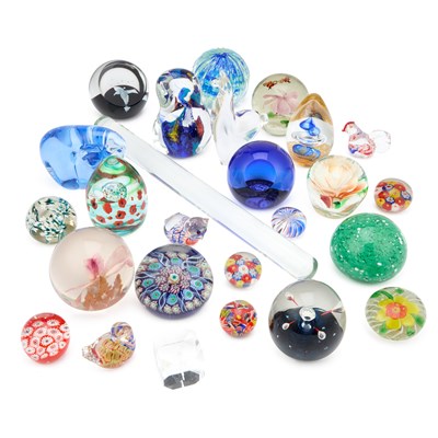 Lot 24 - A COLLECTION OF GLASS PAPERWEIGHTS
